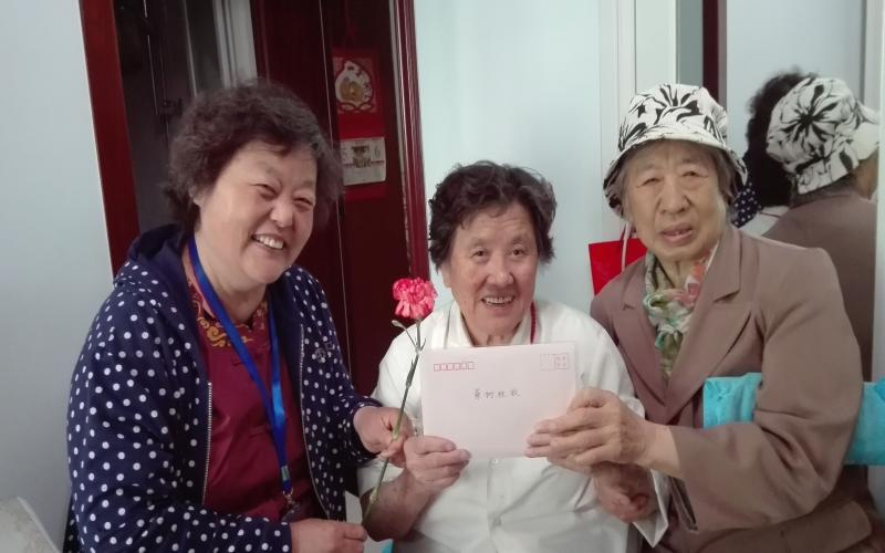 志愿者刘春兰和袁阿姨.jpg